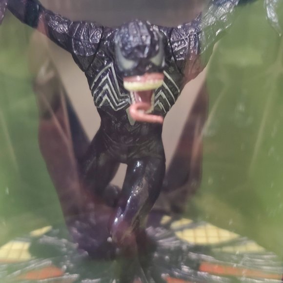 Venom (Titanium Series Die-Cast) - Picture 11 of 11